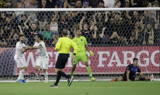 Vela scores 2 goals, LAFC beats Earthquakes 4-0