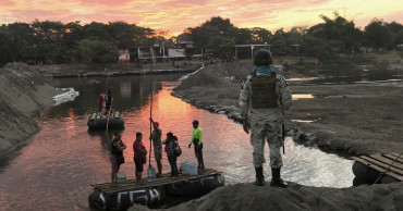 Migrants, troops slowly build up on Guatemala-Mexico border