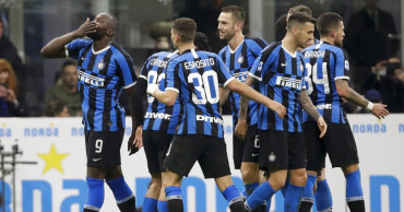 Lukaku scores 2 as Inter beats Genoa 4-0 to share lead