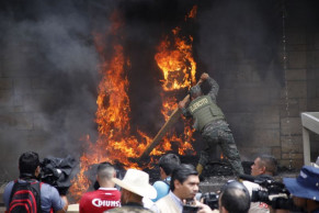 Honduran protesters set fire at entrance to US embassy