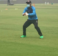 Air pollution: Liton wears mask during practice in Delhi