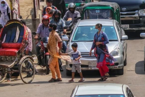 Pedestrians crossing busy Dhaka roads with risks